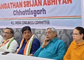 प्रेस वार्ता में कांग्रेस नेता सोते नजर आए, बोले शिव डहरिया – “शर्मा जी मंथन कर रहे हैं”