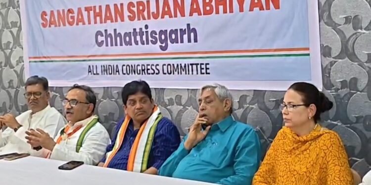 प्रेस वार्ता में कांग्रेस नेता सोते नजर आए, बोले शिव डहरिया – “शर्मा जी मंथन कर रहे हैं”