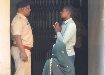 CG NEWS: बेरहम खाकी! पोस्टमार्टम के नाम पर परिजनों से मांगे पैसे, गिड़गिड़ाता रहा बेटा, लेकिन नहीं पसीजा दिल, देखें वीडियो