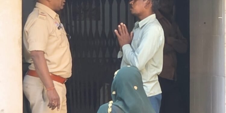 CG NEWS: बेरहम खाकी! पोस्टमार्टम के नाम पर परिजनों से मांगे पैसे, गिड़गिड़ाता रहा बेटा, लेकिन नहीं पसीजा दिल, देखें वीडियो