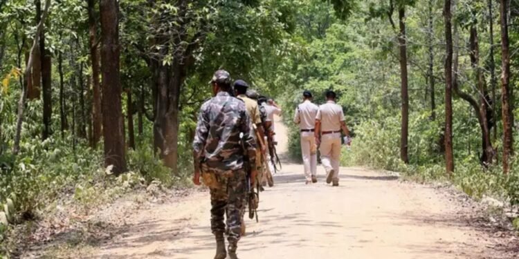 बड़ी खबर: नक्सलियों की पूरी उदंती एरिया कमेटी ने किया आत्मसमर्पण