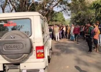 CG NEWS: बस के इंतज़ार में बैठे लोगों को कार ने रौंदा, बुजुर्ग की मौके पर मौत… 2 घायल