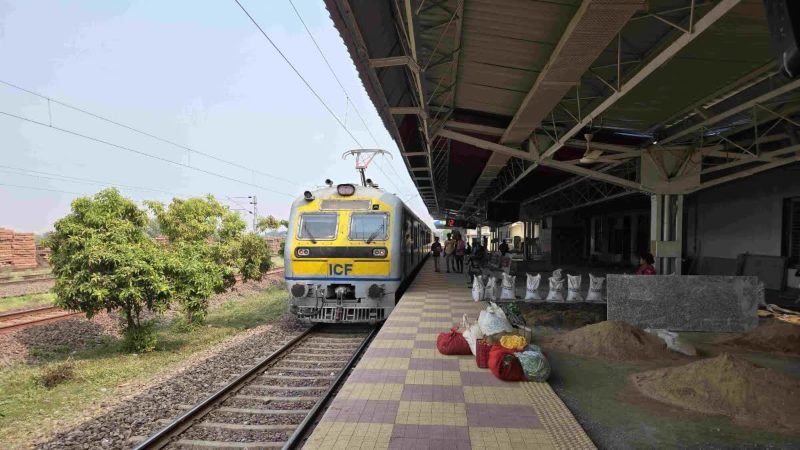 बालोद में ट्रेन पर पत्थरबाज़ों का हमला, यात्री गंभीर रूप से घायल