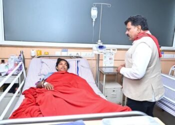 नक्सली हमले में घायल महिला कांन्सटेबल से मिले डिप्टी सीएम विजय शर्मा, कहा – “बस्तर में बिछी हर IED इंसान और जानवर सबके लिए मौत का जाल”