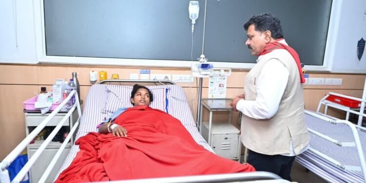 नक्सली हमले में घायल महिला कांन्सटेबल से मिले डिप्टी सीएम विजय शर्मा, कहा – “बस्तर में बिछी हर IED इंसान और जानवर सबके लिए मौत का जाल”