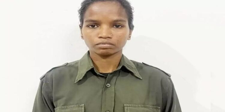 17 लाख की ईनामी हार्डकोर महिला नक्सली कमला सोडी ने किया सरेंडर, 12 घंटे पैदल चलकर खुद पहुंची पुलिस के पास