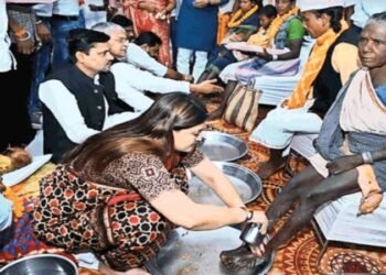 CG NEWS: वनांचल में 115 आदिवासियों की घर वापसी, विधायक भावना बोहरा ने पैर पखारकर किया स्वागत