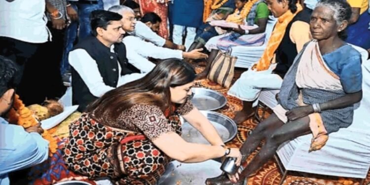 CG NEWS: वनांचल में 115 आदिवासियों की घर वापसी, विधायक भावना बोहरा ने पैर पखारकर किया स्वागत