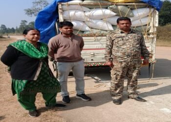 देर रात झारखंड सीमा पर छापा: पुलिस ने पकड़ा अवैध धान से भरा वाहन