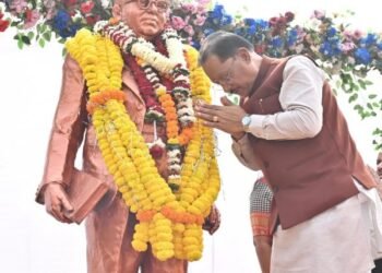संविधान दिवस: डॉ. अंबेडकर के योगदान को याद करते हुए मुख्यमंत्री साय ने किया पुष्प अर्पण