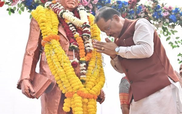 संविधान दिवस: डॉ. अंबेडकर के योगदान को याद करते हुए मुख्यमंत्री साय ने किया पुष्प अर्पण