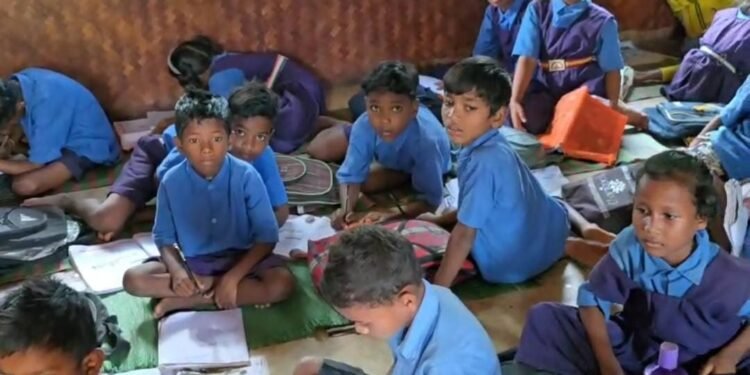 CG- एक ही रूम में चल रही पांचवी तक की कक्षाएं, प्रदेश की बदहाल शिक्षा व्यवस्था सवालों के घेरे में
