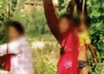 CG NEWS: होमवर्क न करने पर मासूम को पेड़ से लटकाया: शिक्षिका बर्खास्त, स्कूल की मान्यता रद्द