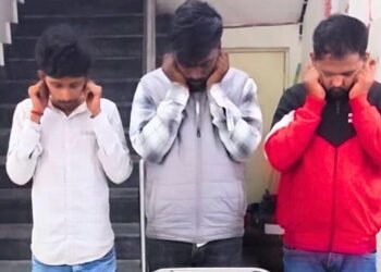 CG NEWS: सड़क पर बर्थडे पार्टी और स्टंट का वीडियो वायरल, तीन युवक गिरफ्तार, कान पकड़वाकर कराई गई माफी