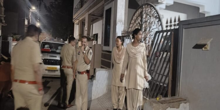 अमित बघेल के करीबियों के घर पुलिस की दबिश, गिरफ़्तारी के डर से छूमंतर हुए क्रांति सेना प्रमुख