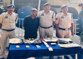 CG NEWS: नकली थाना प्रभारी गिरफ्तार, पुलिस की वर्दी पहनकर लोगों से की ठगी