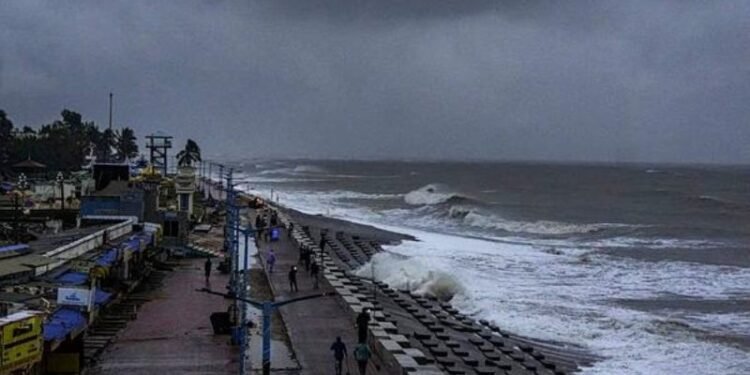एयरपोर्ट पर 300 भारतीय फंसे, 54 फ्लाइट्स रद्द, श्रीलंका में तबाही के बाद आज भारत में एंट्री मारेगा तूफ़ान दितवाह