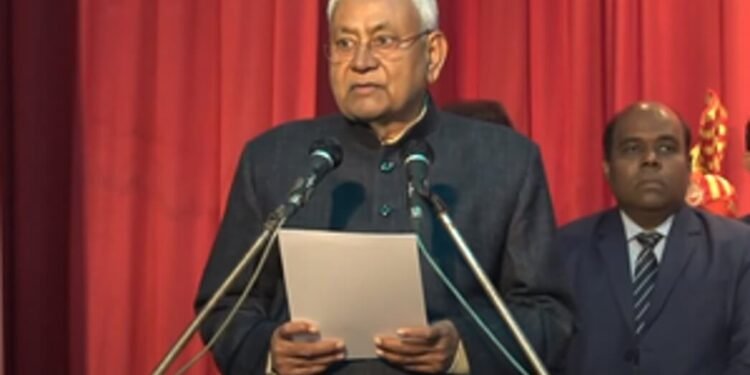नीतीश कुमार ने 10वीं बार ली बिहार के सीएम पद की शपथ, गांधी मैदान में मंच पर मौजूद मोदी-शाह-नायडू