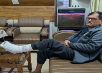 CG NEWS: हेड कांस्टेबल की गुंडागर्दी, वकील और उसके बेटे को बीच सड़क पर पीटा, SSP ने किया सस्पेंड, देखें वीडियो