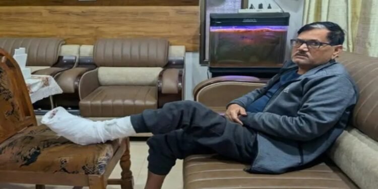 CG NEWS: हेड कांस्टेबल की गुंडागर्दी, वकील और उसके बेटे को बीच सड़क पर पीटा, SSP ने किया सस्पेंड, देखें वीडियो