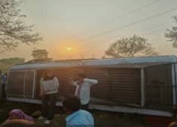 जांजगीर ब्रेकिंग: तेज रफ्तार बस और कार की टक्कर में 25 से अधिक घायल, तीन पत्रकार की हालत गंभीर