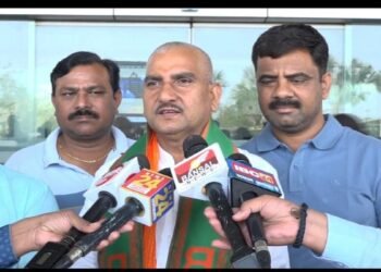 शपथ ग्रहण पर सियासत तेज़: केंद्रीय मंत्री तोखन साहू ने विपक्ष को बताया ‘झूठ का कारखाना’