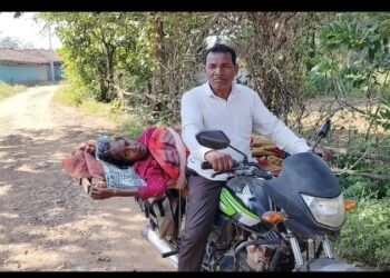 CG NEWS: चारपाई में बंधी तड़प रही स्वास्थ्य व्यवस्था: बीमार पत्नी को बाइक से ले जाने को मजबूर समलू