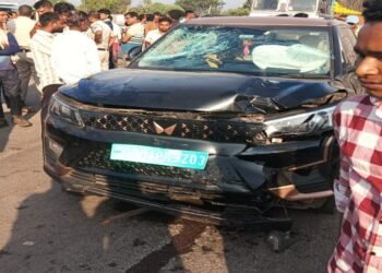 CG NEWS: तेज रफ़्तार कार ने बाइक सवार को मारी टक्कर; युवक की मौके पर मौत, देखें वीडियो