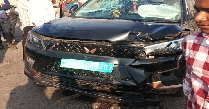 CG NEWS: तेज रफ़्तार कार ने बाइक सवार को मारी टक्कर; युवक की मौके पर मौत, देखें वीडियो