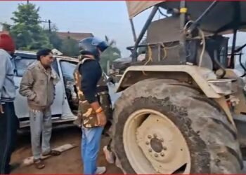 ट्रैक्टर-ट्रॉली से टकराई तेज रफ़्तार फॉर्च्यूनर, 5 लोगों की मौके पर मौत