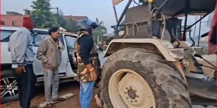 ट्रैक्टर-ट्रॉली से टकराई तेज रफ़्तार फॉर्च्यूनर, 5 लोगों की मौके पर मौत