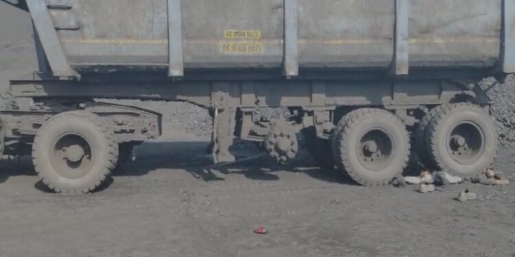 CG NEWS: तेज रफ़्तार ट्रेलर ने नाबालिग को रौदा, मौके पर मौत…देखें वीडियो