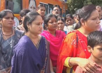 मुख्यमंत्री जनदर्शन में अपनी समस्या लेकर पहुंचे लोग, दुर्ग से आए युवक ने दी सुसाइड की धमकी