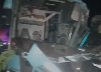 CG NEWS: ट्रक और बस में हुई जोरदार भिड़ंत, 4 घायल, देखें वीडियो