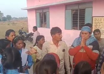 CG NEWS: शिक्षक की बेरहम पिटाई से 9वीं का छात्र बेहोश, पालकों का हंगामा, देखें वीडियो