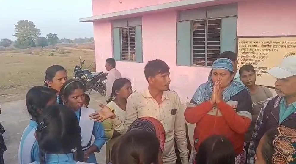 CG NEWS: शिक्षक की बेरहम पिटाई से 9वीं का छात्र बेहोश, पालकों का हंगामा, देखें वीडियो