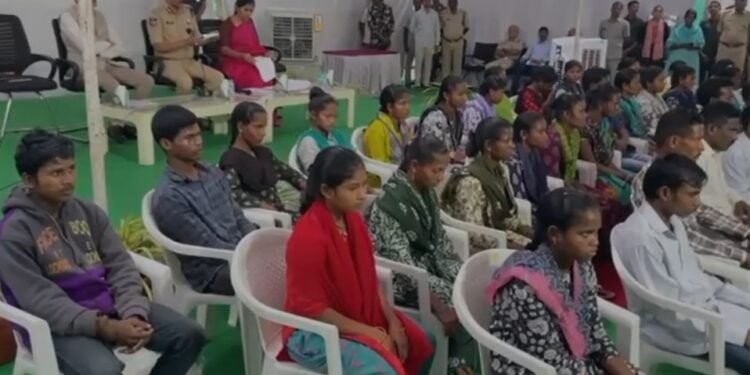 नक्सलियों का बड़ा समर्पण: 37 ने सरेंडर किया, एके-47 समेत कई हथियार भी लाए साथ