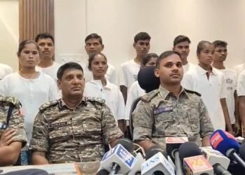 सुकमा में बड़ी सफलता: 48 लाख के इनामी 15 नक्सलियों ने किया आत्मसमर्पण, 5 महिला नक्सली भी शामिल