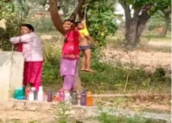 CG NEWS: मासूम छात्र को पेड़ पर उल्टा लटकाकर दी गई अमानवीय सजा, देखें वीडियो