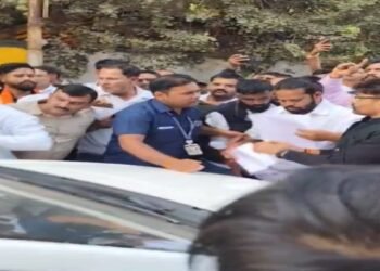 दुर्ग बिग ब्रेकिंग: बिल्डर और ब्रोकरों ने प्रदेश अध्यक्ष किरण देव के काफिले को रोका, पुलिस और कार्यकर्ताओं के बीच धक्का-मुक्की, देखें वीडियो