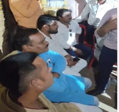 RAIPUR BREAKING: देशी शराब दुकान का विरोध, पार्षद धरने पर बैठे, देखें वीडियो