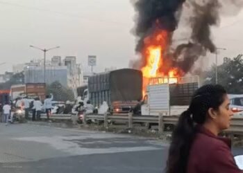 पुणे में भयानक सड़क हादसा: जलती कार में फंसे 5 लोग जिंदा राख, ट्रक ड्राइवर समेत 9 की मौत, 20 घायल