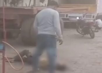 मानवता शर्मसार: दिव्यांग व्यक्ति के चेहरे पर युवक ने किया पेशाब, देखें वीडियो