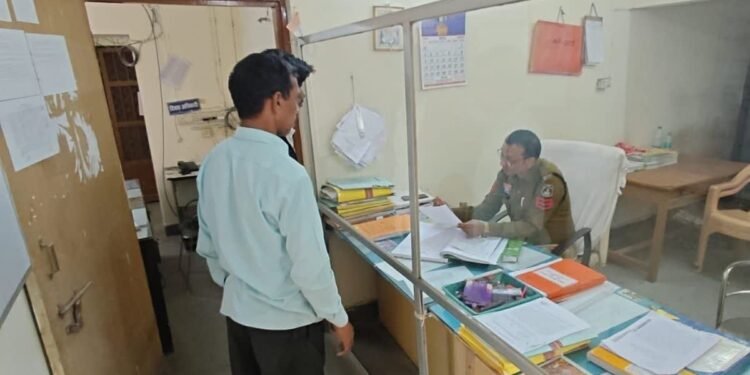 धमतरी में अजीबो-गरीब ठगी: ‘चार कदम चलो, पैसा डबल होगा’, आंखें खोलीं तो 4 हजार लेकर फरार हुए ठग