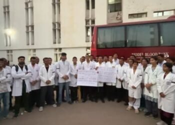 CG NEWS: PG कोटा घटाने के खिलाफ मेडिकल छात्रों का मौन आंदोलन, विधानसभा में मुद्दा उठाने की मांग