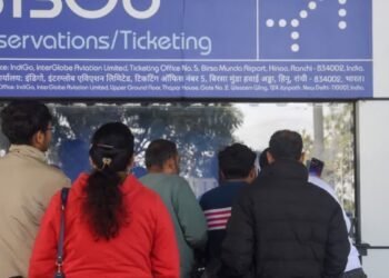 DGCA ने इंडिगो के चार फ्लाइट ऑपरेशन इंस्पेक्टर को सस्पेंड किया, ऑपरेशनल संकट में निगरानी में कमी का आरोप