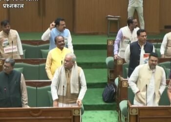 छत्तीसगढ़ विधानसभा में विपक्षी विधायकों ने लहराए सत्यमेव जयते के पोस्टर, धरमजीत सिंह ने विधायकों को कहा मजदूर