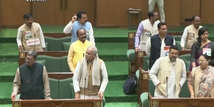 छत्तीसगढ़ विधानसभा में विपक्षी विधायकों ने लहराए सत्यमेव जयते के पोस्टर, धरमजीत सिंह ने विधायकों को कहा मजदूर
