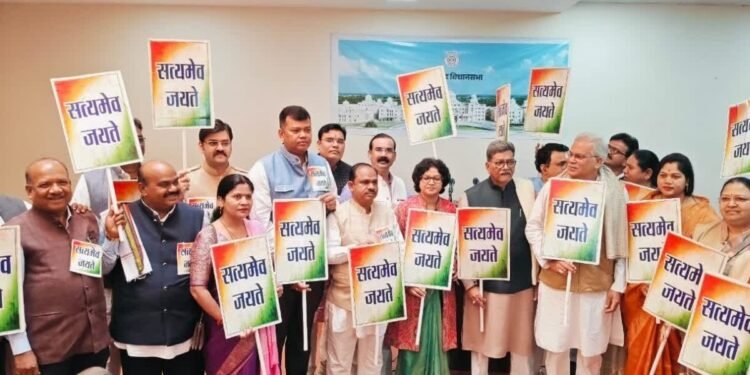 जांच एजेंसियों के दुरुपयोग को लेकर सदन में हंगामा, कांग्रेस ने लाया स्थगन प्रस्ताव, सत्यमेव जयते की लहराई तख्तियां