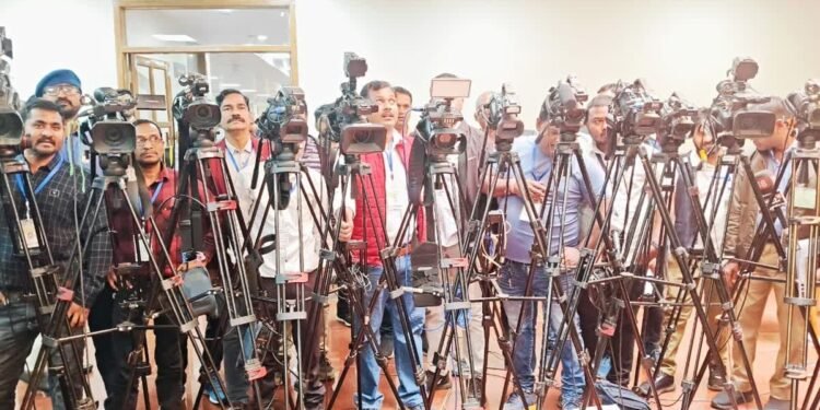 छत्तीसगढ़ विधानसभा में मीडिया का बहिष्कार, 25 साल में पहली बार ‘कैमरा डाउन’, मोबाइल प्रतिबंध पर पत्रकार नाराज
